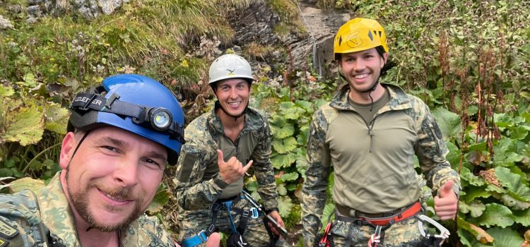 Miliz-Trio als Gipfelstürmer in den Felsen