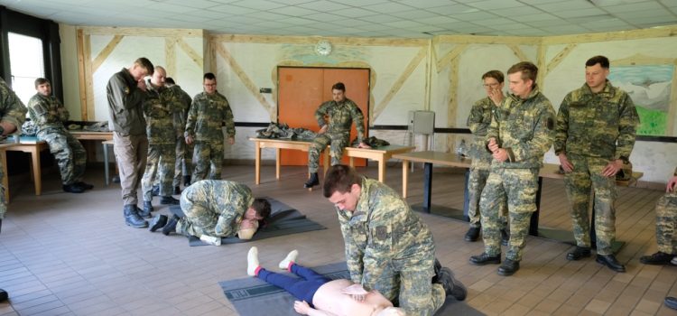 Die Sanitäter der Kopaljäger bilden  ihre Kameraden aus