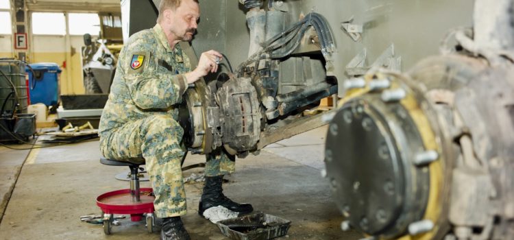 Unsere Miliz-Soldaten warten die Pandur-Schützenpanzer