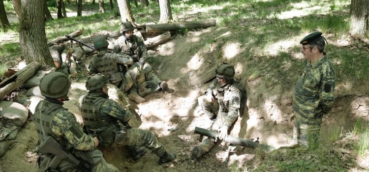 Milizbeauftragter besucht die Kopaljäger